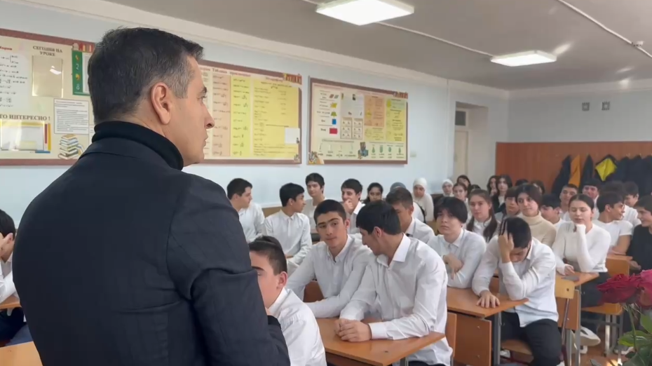 Депутат НС РД, главный врач ГКБ г.Махачкалы Хаджимурад Малаев провёл встречу с учениками 29 школы Махачкалы.